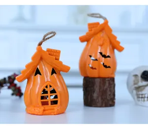 Vista dettagliata degli ornamenti a casa di zucca arancione per decori Halloween