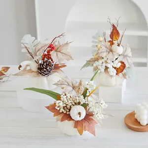 Set aus drei eleganten künstlichen weißen Schaumstoffkürbissen mit Ahornblättern