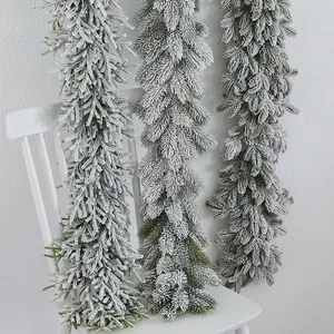 Bevroren kerstdennenslinger met kunstsneeuw voor vakantie deur- en wanddecoratie