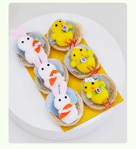 Vue détaillée d'ornements de Pâques avec lapins et poussins en peluche dans des nids