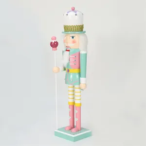 Vista laterale di una statuina di soldato schiaccianoci pastello da 38 cm della serie Candy