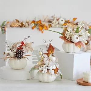 Set weißer Schaumstoff-Kürbisse mit künstlichen Ahornblättern und Beeren für Herbst