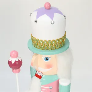 Dettaglio di un soldato schiaccianoci pastello da 38 cm con glitter e strass sul cappello