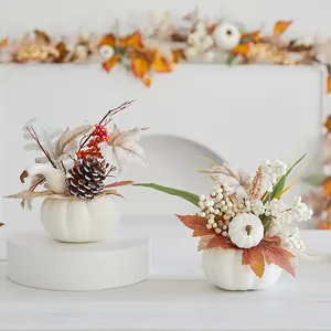 Elegantes Set aus weißen Schaumstoff-Kürbissen mit Ahornblättern für Herbstdeko