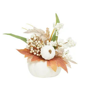 Elegante künstliche weiße Kürbis-Tischdeko mit herbstlichen Ahornblättern und Beeren