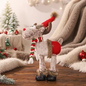 Seitenansicht des süßen Weihnachtsrentier-Plüschtiers mit roter Mütze und Schal