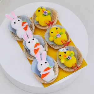 Adorables décorations de Pâques en peluche lapin et poussin dans des nids en paille