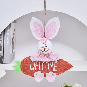 Adorno colgante de conejo de Pascua con zanahoria de arpillera y letrero Welcome