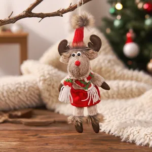 Süße Rentier-Weihnachtsdekoration aus Plüsch mit roter Mütze und Schal in Feststimmung