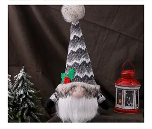 Kerstkabouter pluche figuur met grijze gebreide muts en wit imitatiebont baard