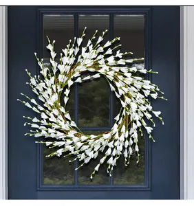 Primer plano de una elegante corona de bayas blancas en una puerta azul marino para decoración