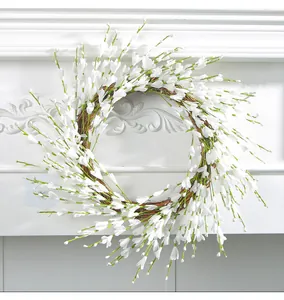 Primer plano de corona de bayas blancas en anillo de vid para decoración de paredes