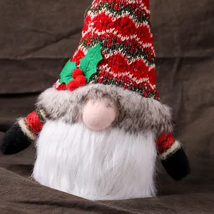 Handgemaakte kerstkabouter pluche met rood-groen gebreide muts en lange witte baard.