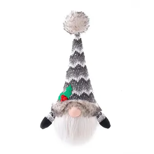 Verlichte gebreide kerstkabouter pluche pop met grijze zigzagmuts en lange witte baard