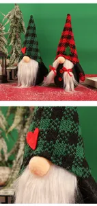 Nahaufnahme von Weihnachtsgnomen mit karierten Strickmützen und flauschigen weißen Bärten
