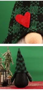 Detailansicht einer Weihnachtsgnom-Puppe mit grün-kariertem Hut und rotem Herz-Motiv.