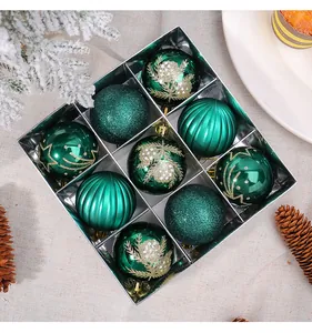 Vista dettagliata di nove palline di Natale verdi con decori in una confezione regalo