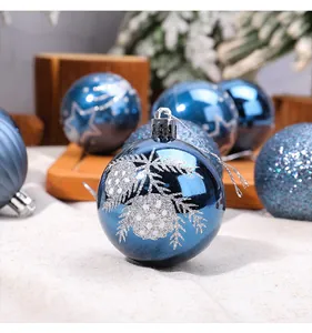 Primo piano di palline di Natale blu galvanizzate con motivi glitterati argentati