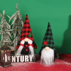 Zwei Weihnachts-Wichtel mit karierten Strickmützen auf festlichem rotem und grünem Hintergrund