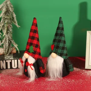 Paar festliche Weihnachtswichtel mit rot-grünem Karomuster für die Tischdekoration zu Hause