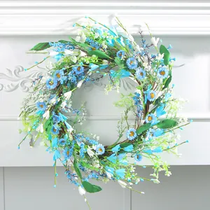 Corona de flores artificiales azules y blancas con hojas verdes para decoración de pared