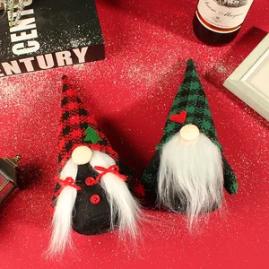 Weihnachts-Zwergpuppen-Ornamente mit kariertem Strickhut auf rotem Hintergrund