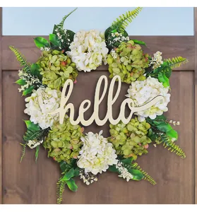 Ghirlanda di ortensie artificiali rustiche con scritta hello in legno per la porta
