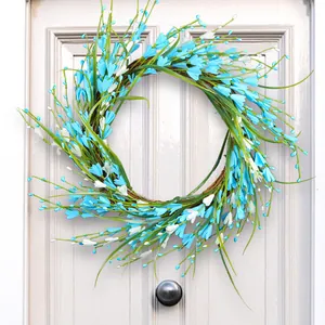 Elegante corona de bayas azules y blancas en puerta blanca para decoración hogar