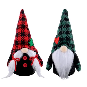 Set di due gnomi natalizi con cappelli a maglia a quadretti rossi e verdi decorativi