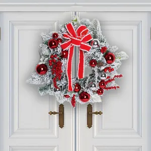 Corona de Navidad flocada con lazo rojo y adornos para decoración de la puerta principal