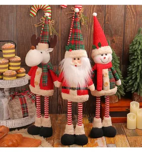 Vue détaillée de poupées de Noël télescopiques debout avec Père Noël et bonhomme de neige
