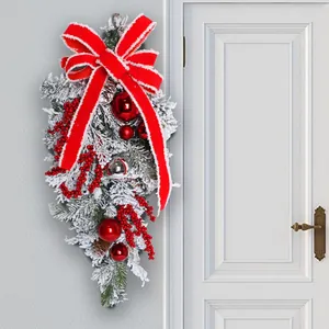 Elegante guirnalda navideña de gota con lazo rojo y adornos para colgar en puerta