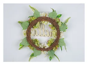 Dettaglio della ghirlanda floreale con scritta hello in legno per porta.