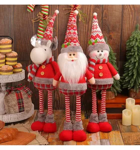 Lot de trois poupées de Noël en peluche avec le Père Noël, un renne et un bonhomme.