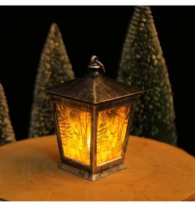 Lueur chaleureuse d'une lanterne de Noël vintage avec motifs de cerfs détaillés