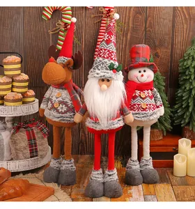 Poupées de Noël à jambes télescopiques avec rennes et bonhommes de neige décoratifs.