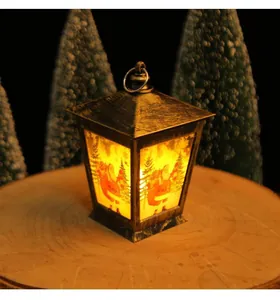 Gros plan d'une lanterne de Noël vintage avec un motif de Père Noël et une lueur chaleureuse