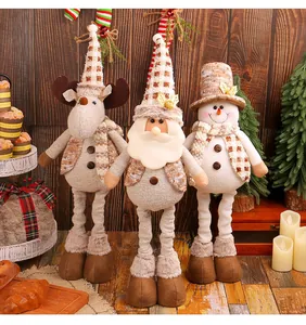 Vue détaillée de poupées de Noël télescopiques avec Père Noël, renne et bonhomme de neige