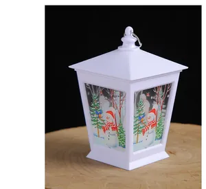 Lanterne de Noël blanche avec motif bonhomme de neige sur un socle en bois rustique