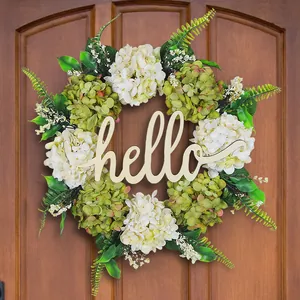 Elegante ghirlanda di ortensie bianche e verdi con scritta hello in legno per decoro porta