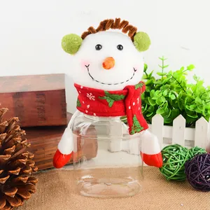 Vue détaillée d'un bocal à bonbons en plastique en forme de bonhomme de neige de Noël
