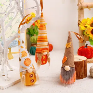 Tre ornamenti di gnomi autunnali con cappelli a zucca e foglie d'acero per il Ringraziamento