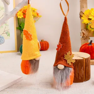 Gnomi autunnali appesi fatti a mano con foglia di acero per decorazione Ringraziamento