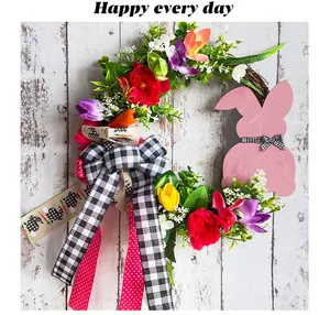 Detailansicht eines Osterkranzes mit rosa Holzhase und lebhaften künstlichen Blumen