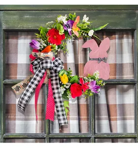 Detailansicht eines Osterkranzes mit rosa Holzhase und bunten Kunstblumen