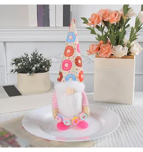 Gedetailleerd overzicht van pluche donut kabouter met roze gestreepte mouwen en hoed