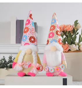 Gedetailleerd overzicht van twee kerstkabouters met kleurrijke mutsen met donutpatroon