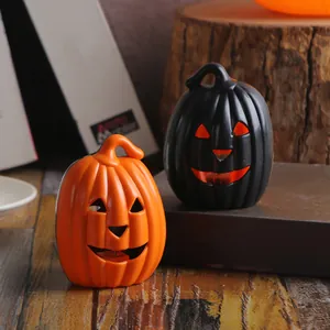 Set mit Halloween-Kürbis-Laternen in Orange und Schwarz für die festliche Heimdekoration