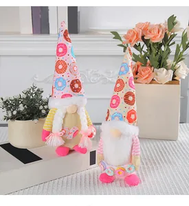 Paar schattige kerstkabouters met donut-thema, hoge hoeden en kleurrijke decoraties.