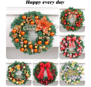 Vista dettagliata di varie ghirlande di Natale con ornamenti e scritte Merry Christmas